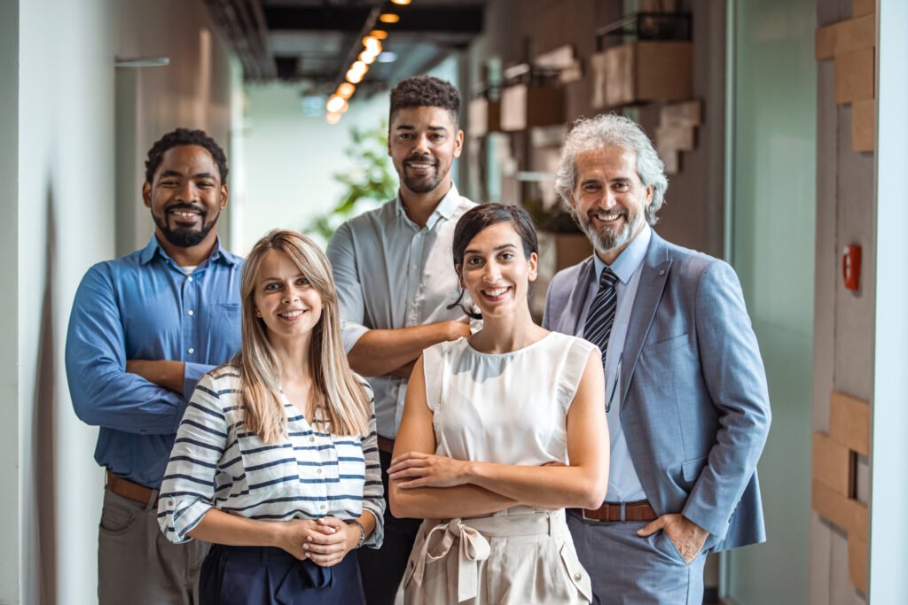 Colaboradores de uma empresa felizes após aderirem ao seguro de vida em grupo