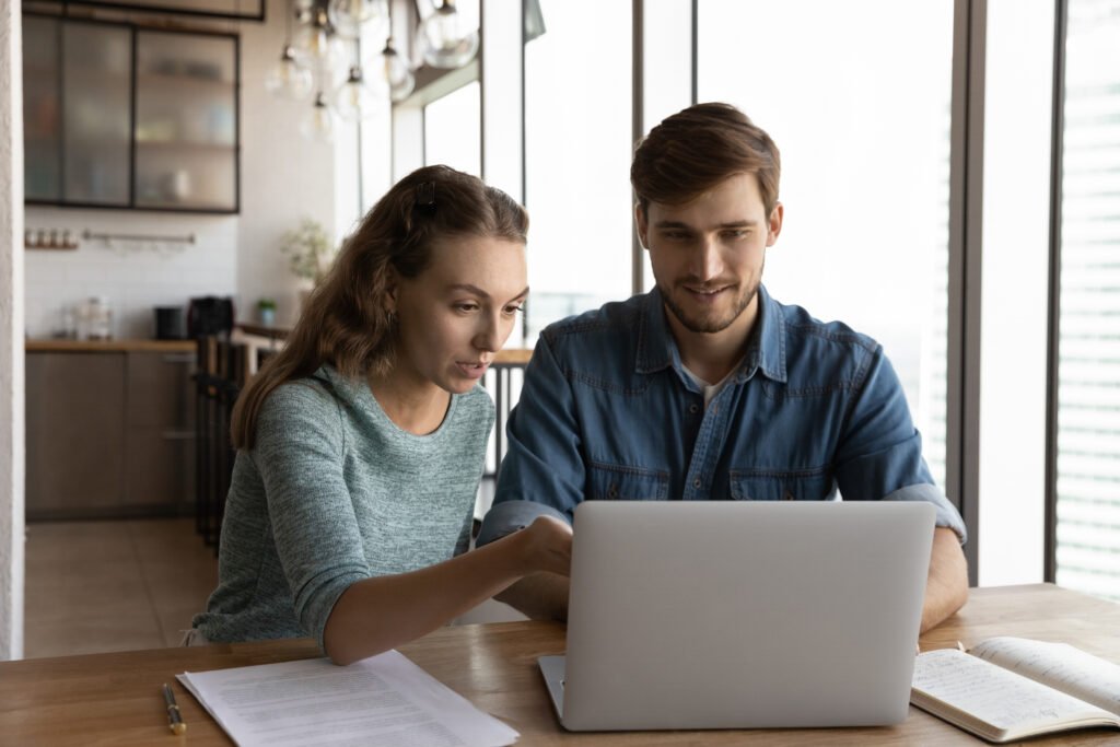Estagiário assinando contrato com seguro online emitido na hora