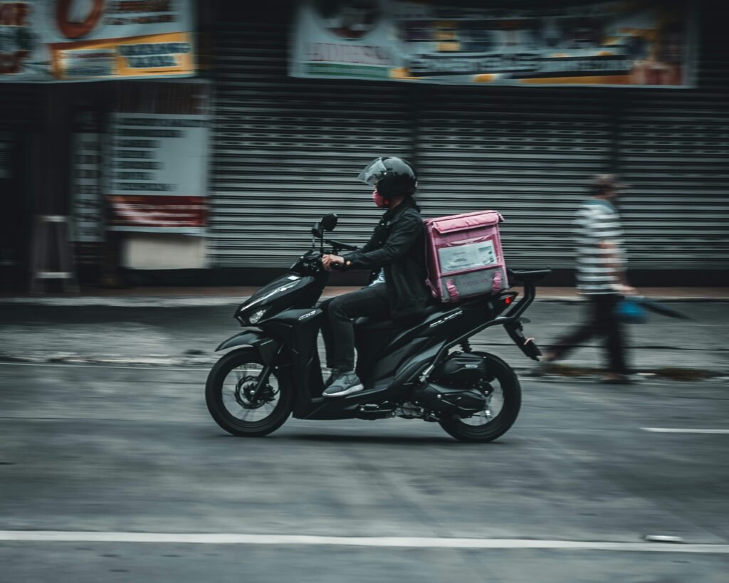 Entregador de moto protegido com seguro Suhai contratado pela ComVida Seguros