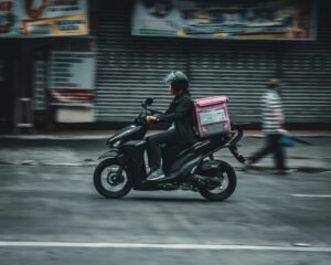 Entregador de moto protegido com seguro Suhai contratado pela ComVida Seguros