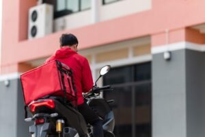 Entregador de moto protegido com Suhai Seguro Moto