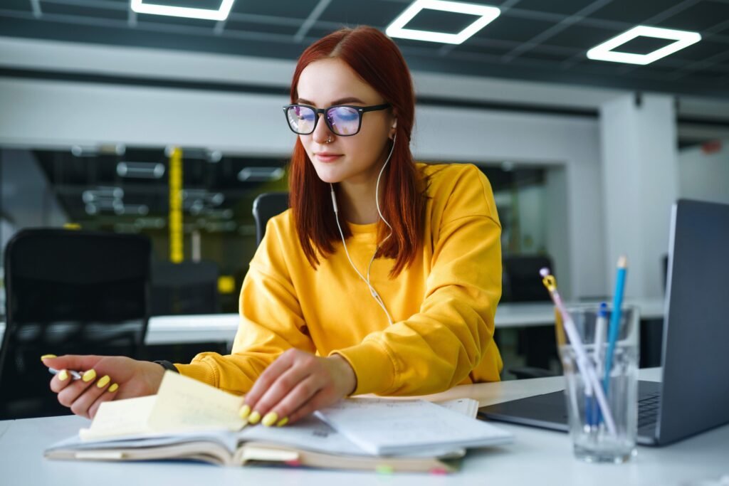 Jovem estagiária trabalhando com confiança após contratar seguro Capemisa online