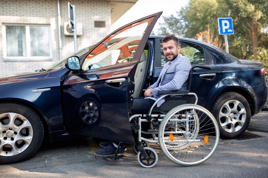 Cadeirante com seu carro novo comprado com isenção de impostos