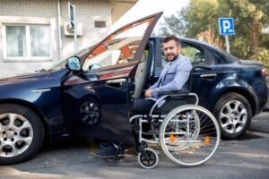 Cadeirante com seu carro novo comprado com isenção de impostos