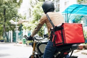 Motociclista entregador dirigindo tranquilo com seguro para sua moto