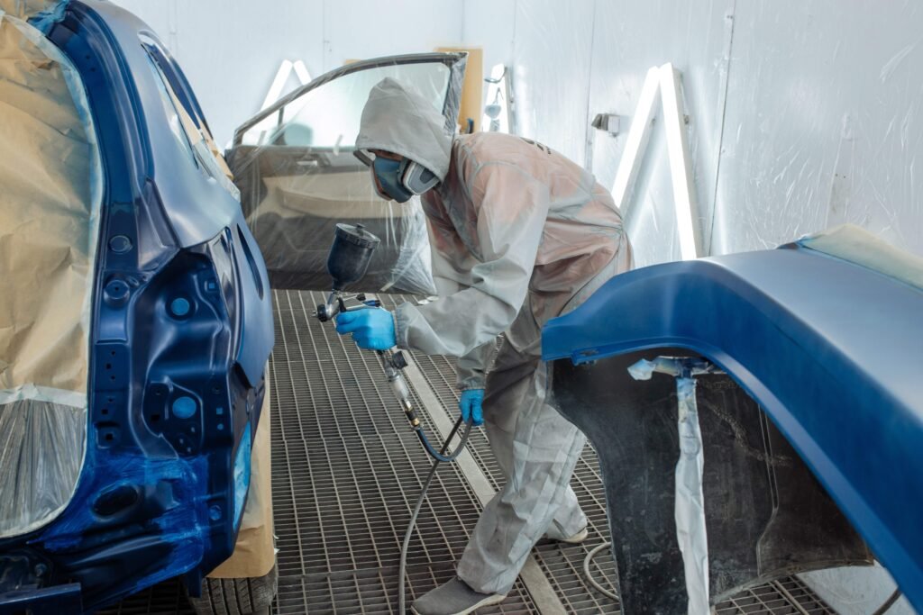 Carro sendo pintado em oficina automotiva