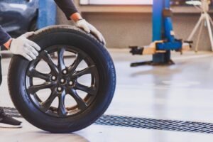Pneu remold sendo instalado em oficina mecânica – exemplo de economia com atenção à segurança.