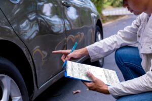 Motorista tranquilo sabendo que o seguro vai pagar o concerto do seu carro