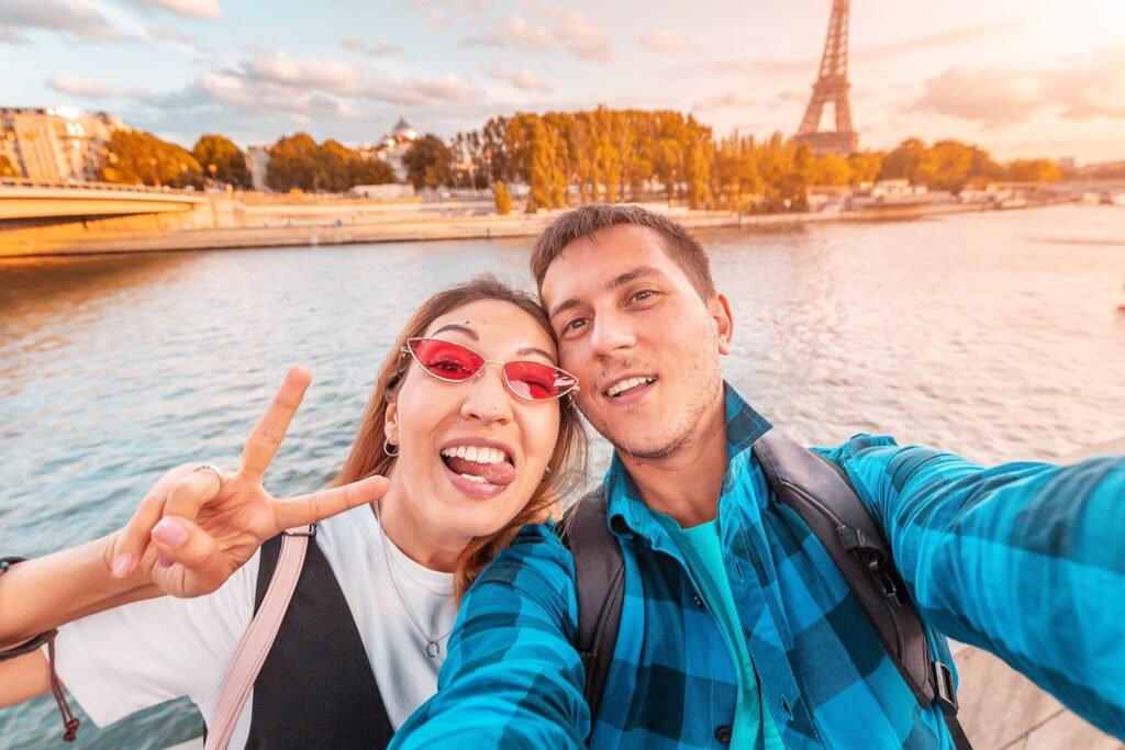 Casal viajando tranquilo com o seguro viagem da Comvida
