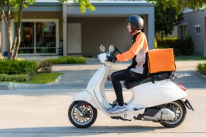 Entregador com seguro de moto protegido ComVida Seguros