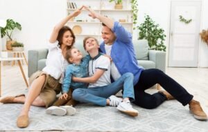 Família protegida por seguro de vida garantindo tranquilidade financeira