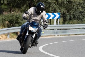 Motociclista protegido com seguro de moto completo da Comvida Seguros
