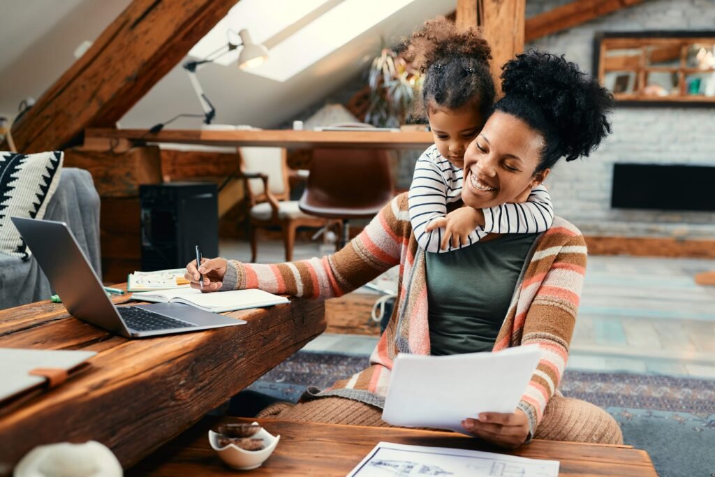Família feliz em casa, representando a tranquilidade de quem contratou um seguro residencial com a ComVida Seguros.