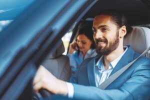 Motorista de aplicativo usando carro segurado pela ComVida Seguros