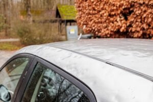 Carro danificado por granizo coberto por seguro automotivo
