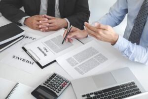 Pessoa contratando seguro de carro online com a ComVida Seguros