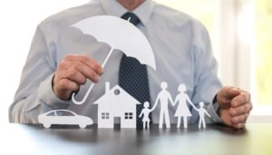 Cliente feliz escolhendo uma seguradora confiável, com a ajuda do corretor de seguros