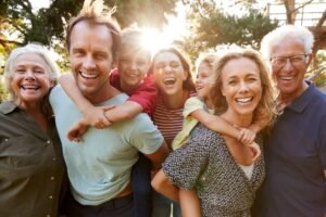Família sorrindo em casa representando proteção do seguro de vida