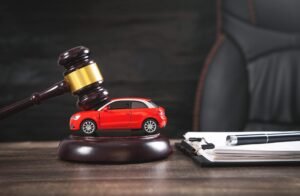 Corretora ajudando cliente a contratar seguro para carro de leilão de financiadora