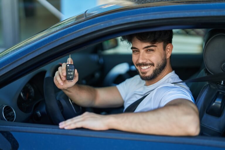 Pessoa feliz recebendo seu carro novo após participar de um consórcio