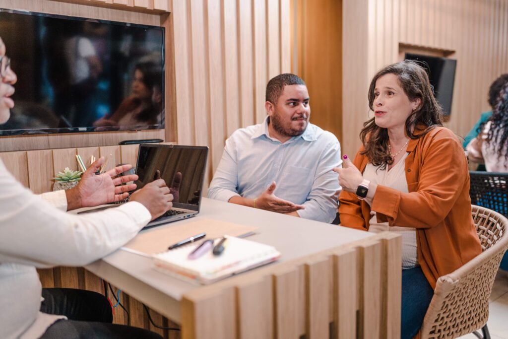 Ilustração de pessoas felizes recebendo uma carta de crédito após serem contempladas no consórcio