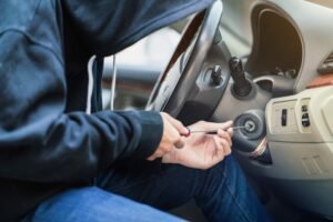 Exemplo de furto qualificado com arrombamento de veículo