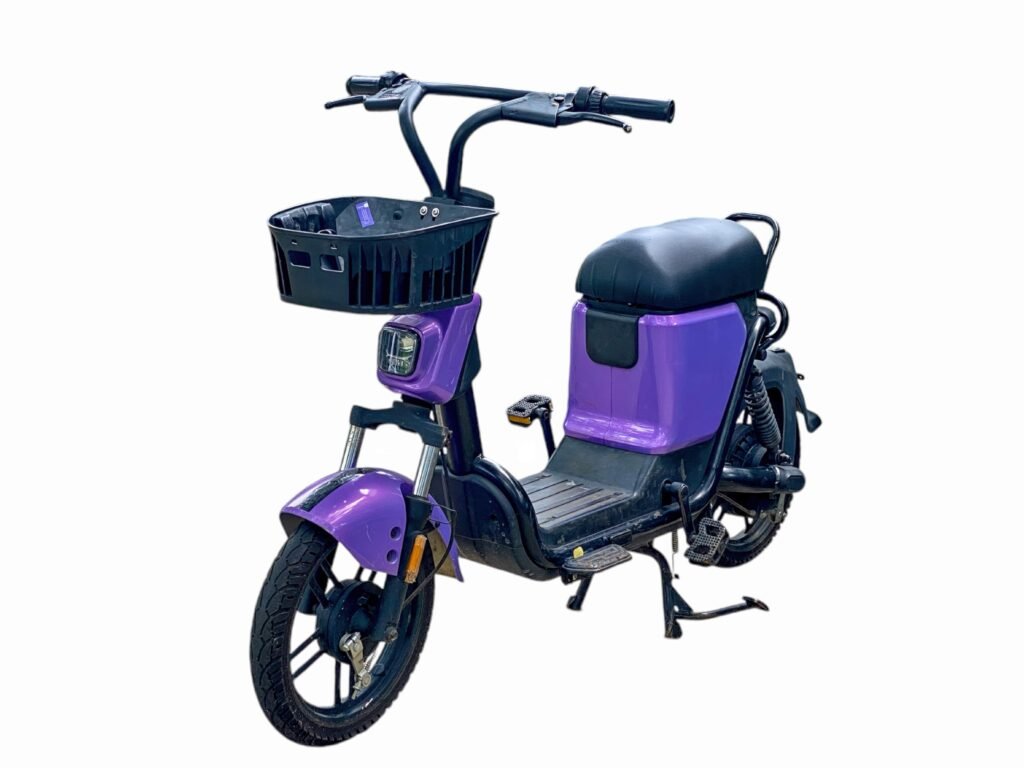 Moto elétrica sem necessidade de habilitação circulando em área urbana