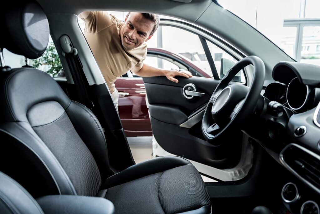 Pessoa ao comprar um carro usado adquirido via consórcio.