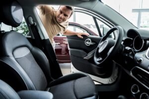 Pessoa ao comprar um carro usado adquirido via consórcio.