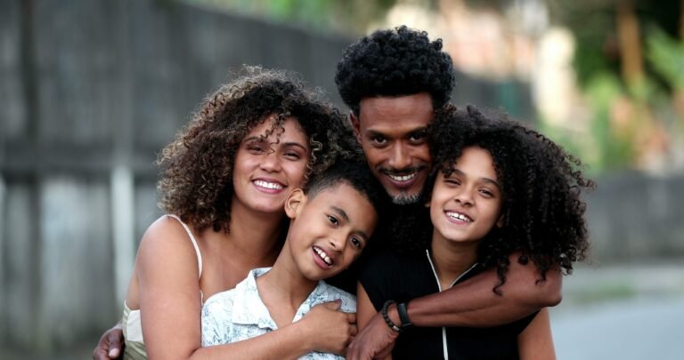 Família sorridente protegida por seguro de vida com símbolos de proteção financeira