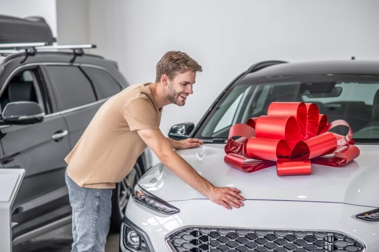 pessoa recebendo chave de carro novo comprado através do consórcio