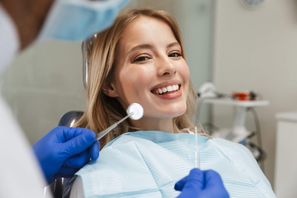Profissional de odontologia atendendo paciente em consultório moderno coberto por seguro odontológico