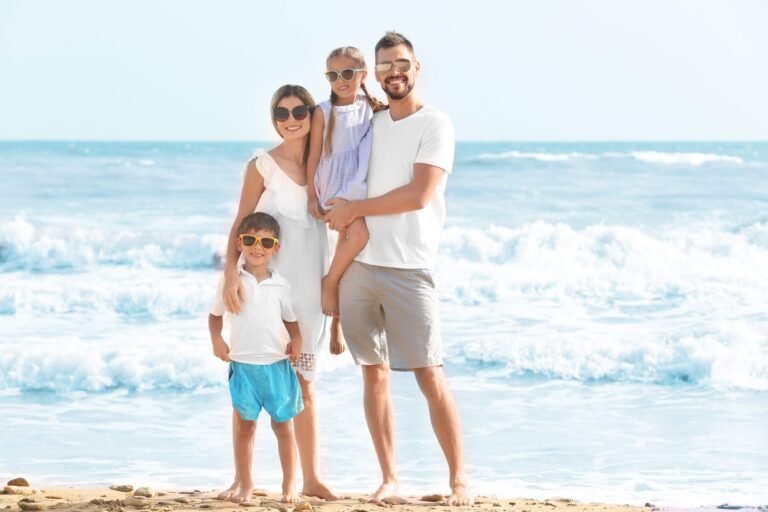 família viajando feliz protegidos com seguro viagem
