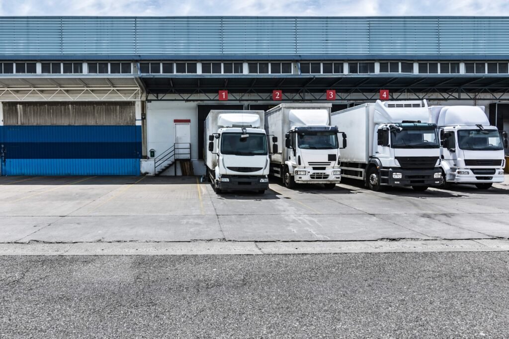 Frota de veículos corporativos estacionada representando consórcio empresarial para renovação de frota