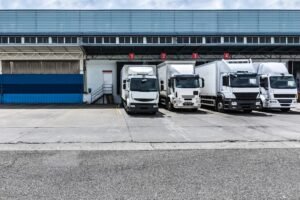 Frota de veículos corporativos estacionada representando consórcio empresarial para renovação de frota