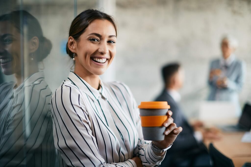 Jovem adulta sorridente protegiga com de seguro de vida