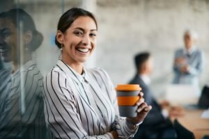 Jovem adulta sorridente protegiga com de seguro de vida