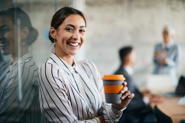 Jovem adulta sorridente protegiga com de seguro de vida